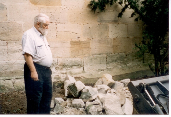 1998 vor den Trümmern des barocken Himmelgartentores
