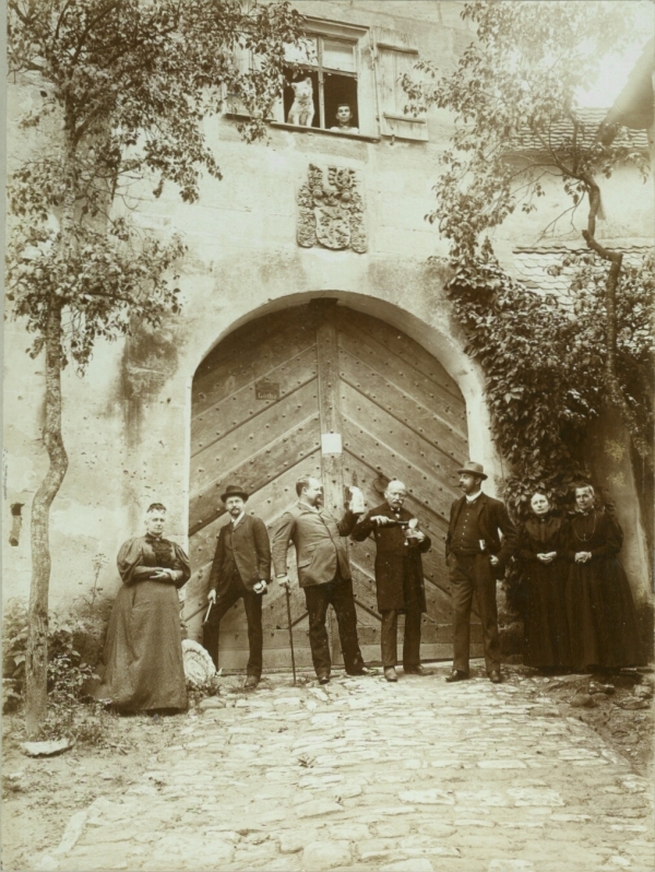 Portal with family in 1890