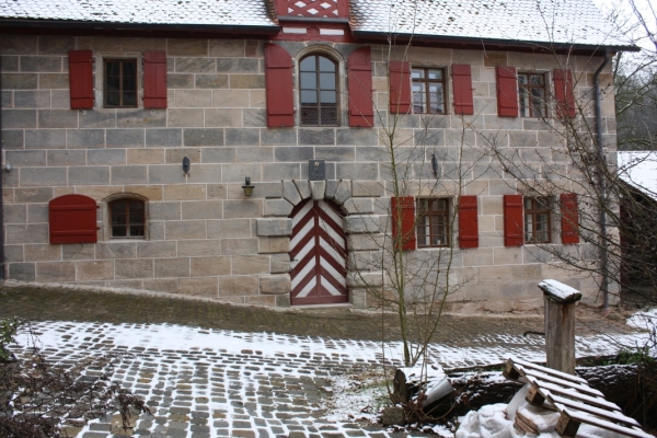 Der neue Bau mit renovierter Fassade