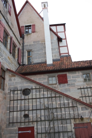 Himmelbettstatt mit freigelegtem Fenster